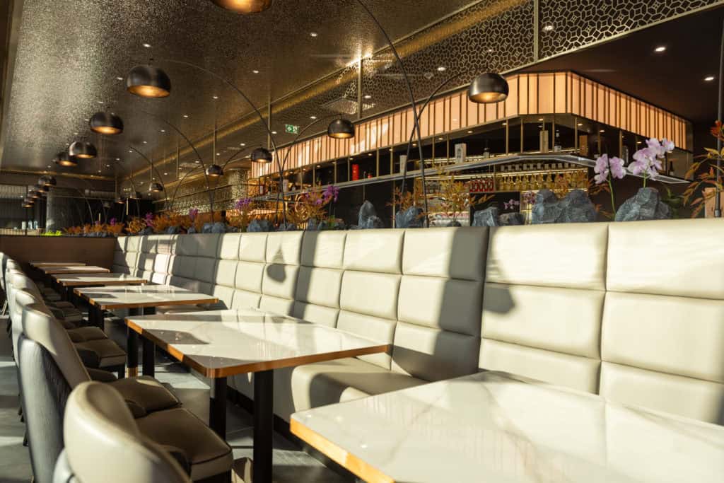 Salzburg Restaurant Fuji Innenraum mit stilvoller Einrichtung und moderner Atmosphäre.