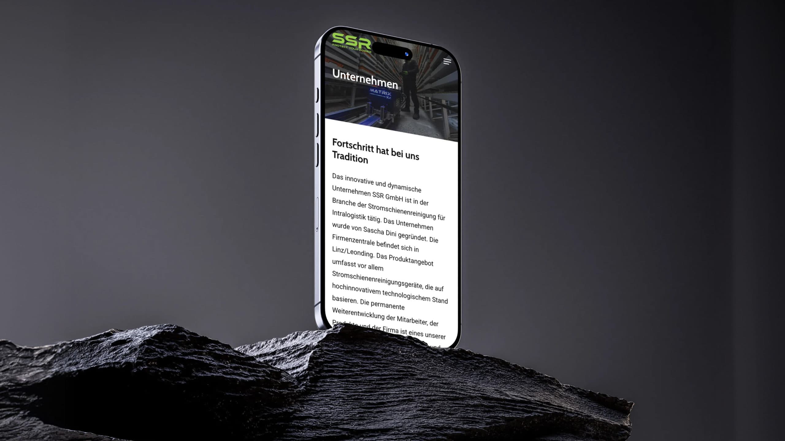 Modernes Smartphone mit App-Design auf dunklem Hintergrund.