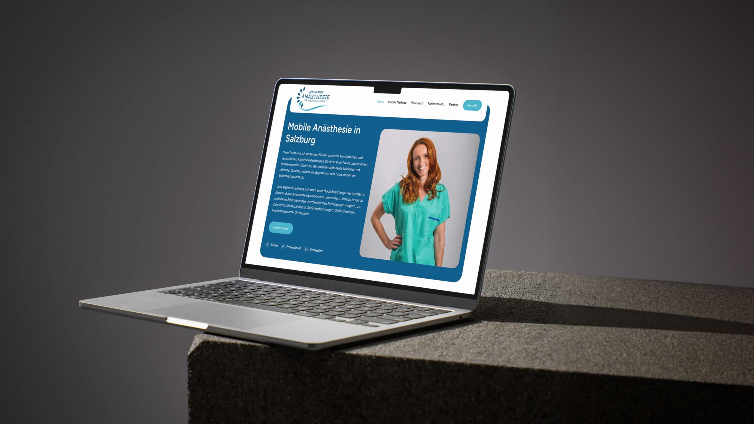 Laptop zeigt Website von Dr. Melanie Algran, digitaler Webauftritt in Salzburg.