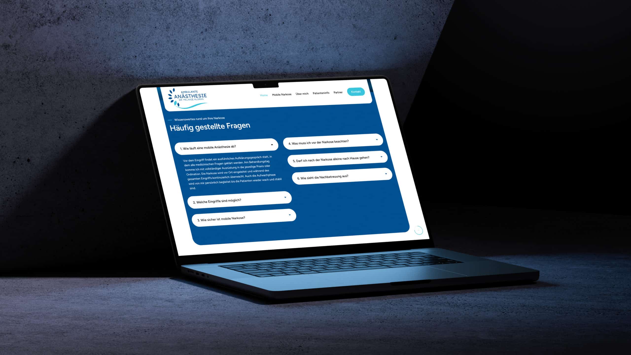 Laptop zeigt Kontaktformular der Beyond Digitalagentur Salzburg.
