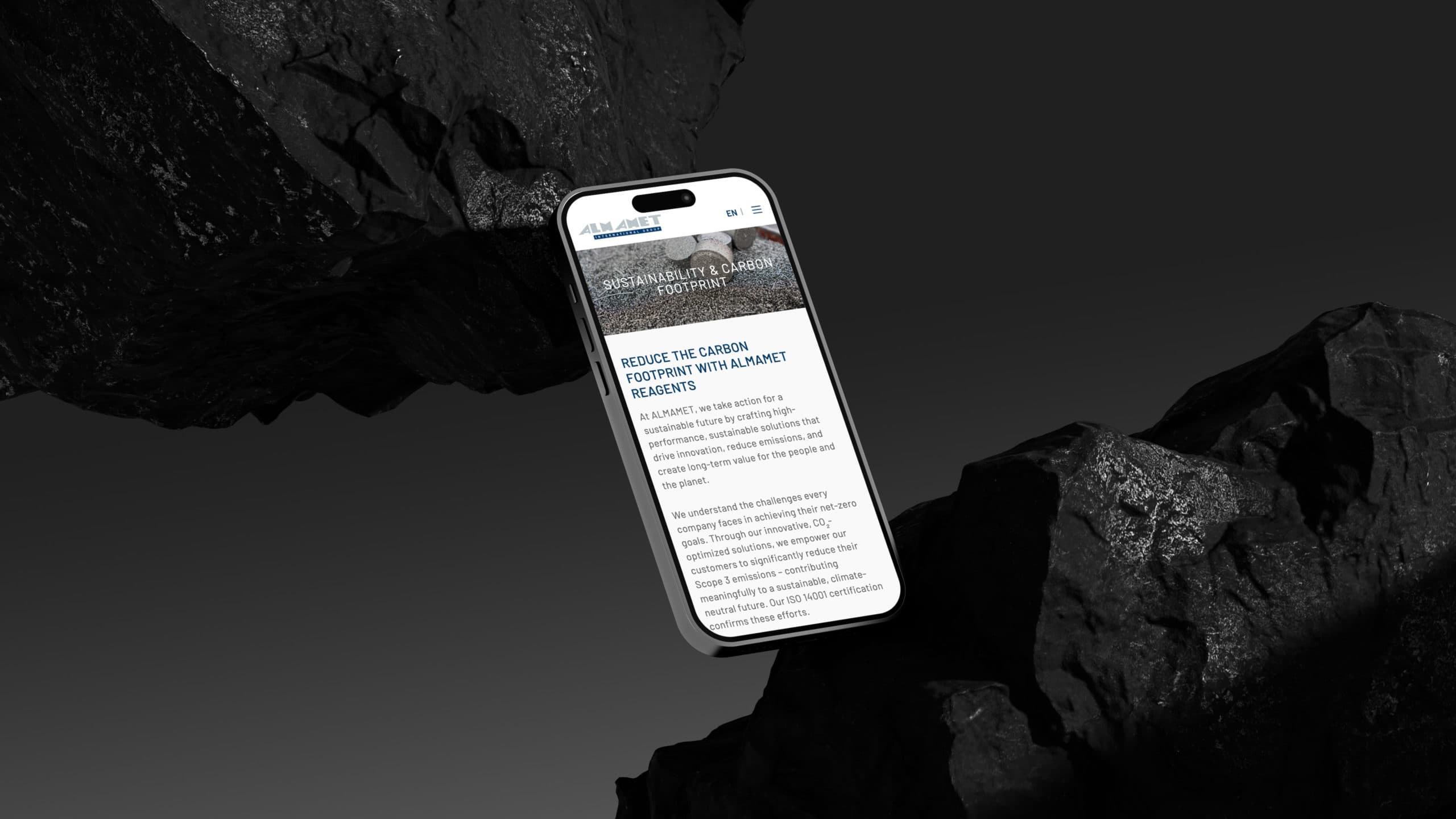 Almamet Berglandschaft mit Smartphone im Vordergrund.