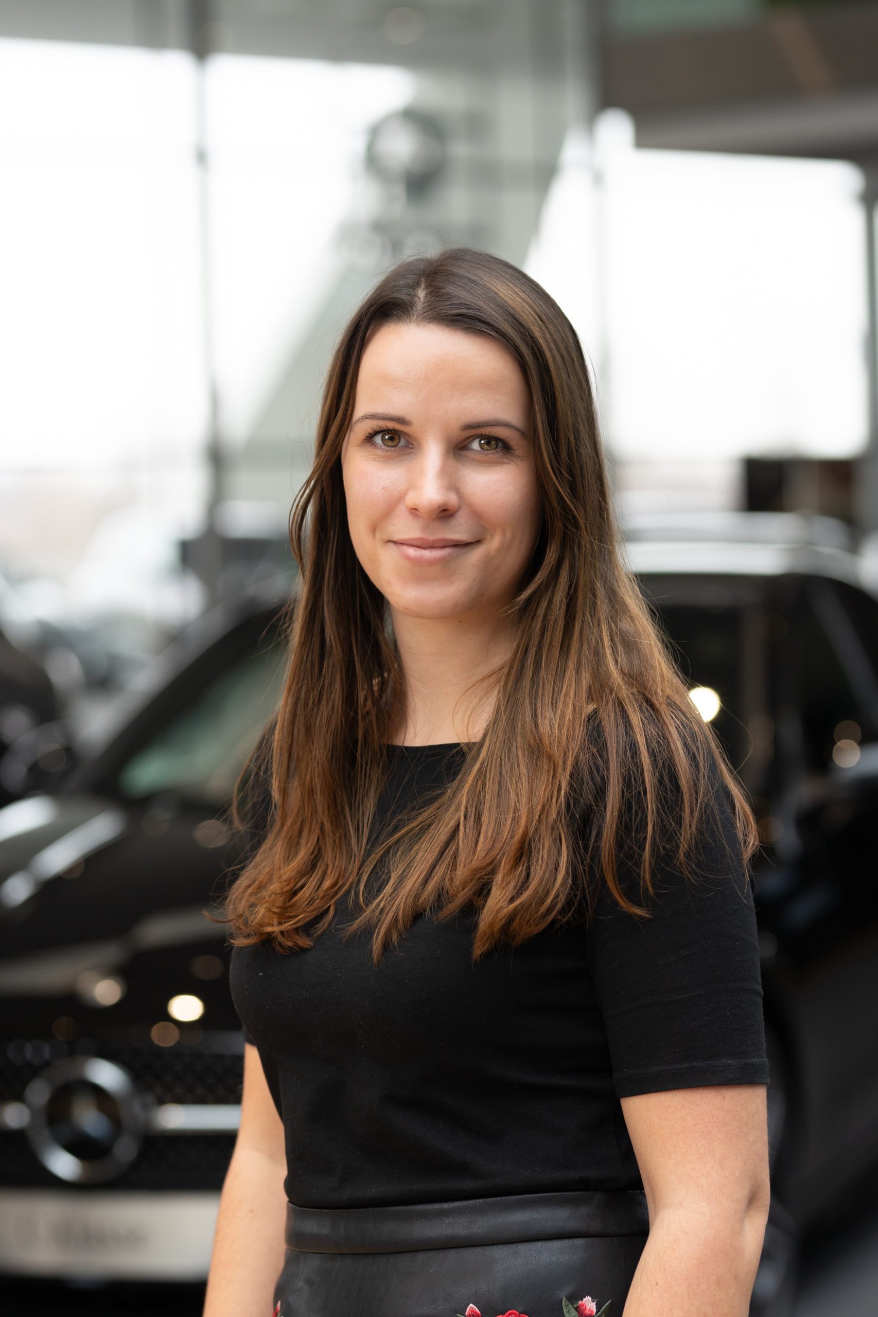 Mitarbeiterporträt einer Frau bei Beyond Digitalagentur Salzburg, Fokus auf professionelles Teamfoto.