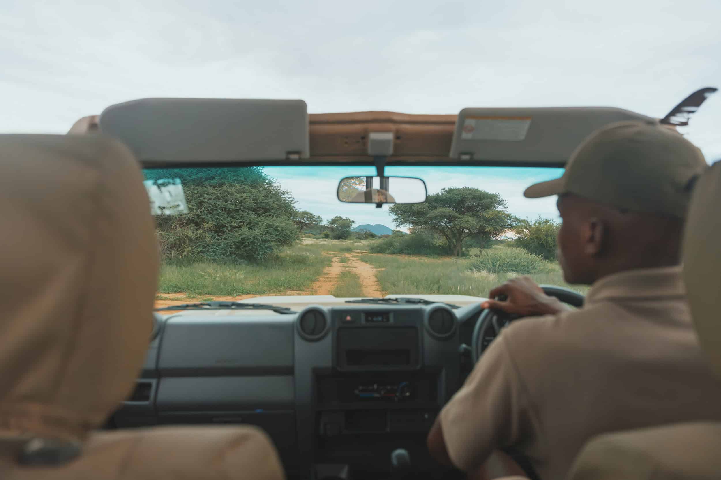 Blick aus dem Safari-Fahrzeug auf die namibische Landschaft bei Gmundner Lodge.