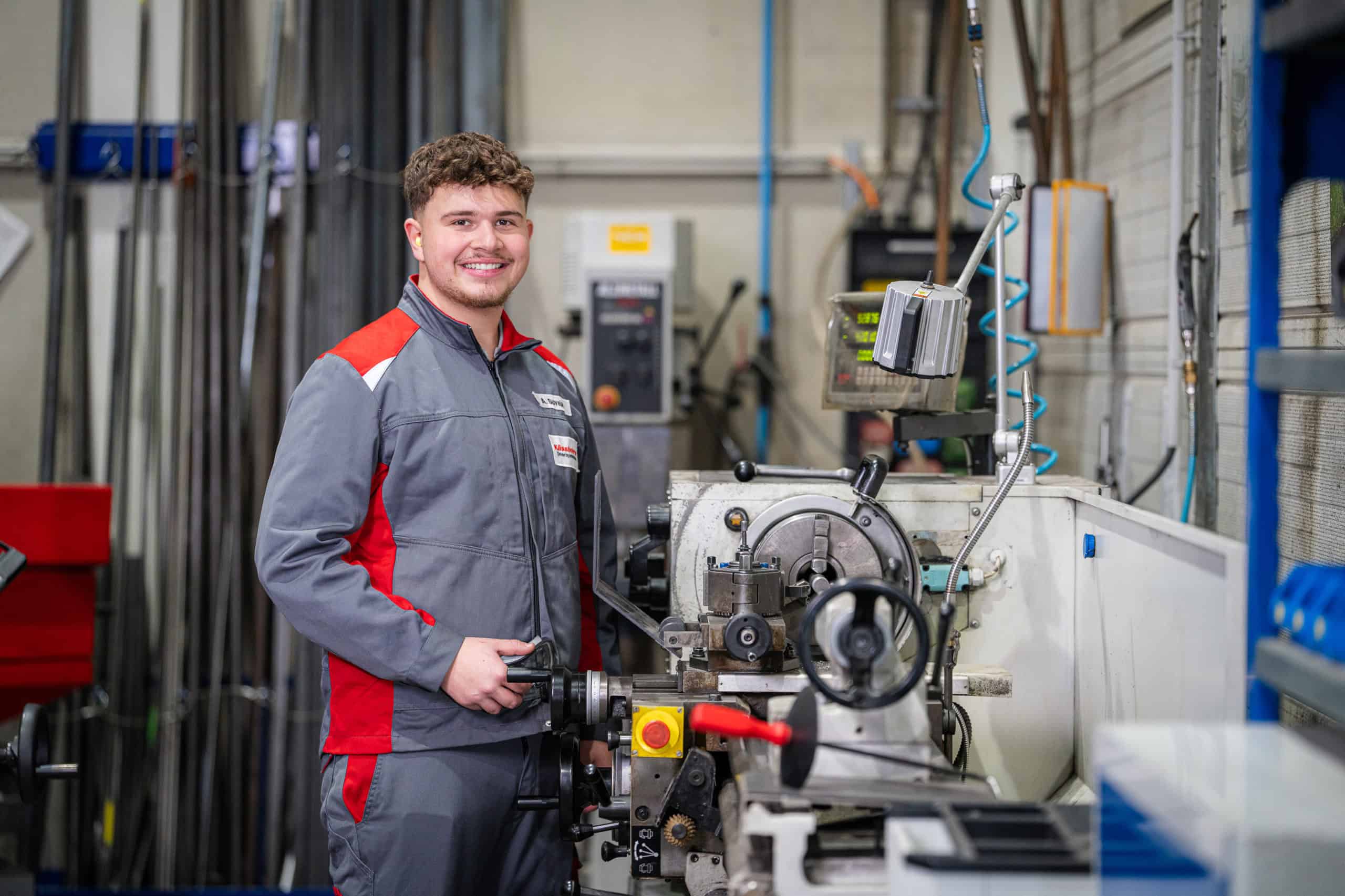 Maschinenbediener in Werkstatt bei Beyond Digitalagentur Salzburg, Recruiting-Kampagne.