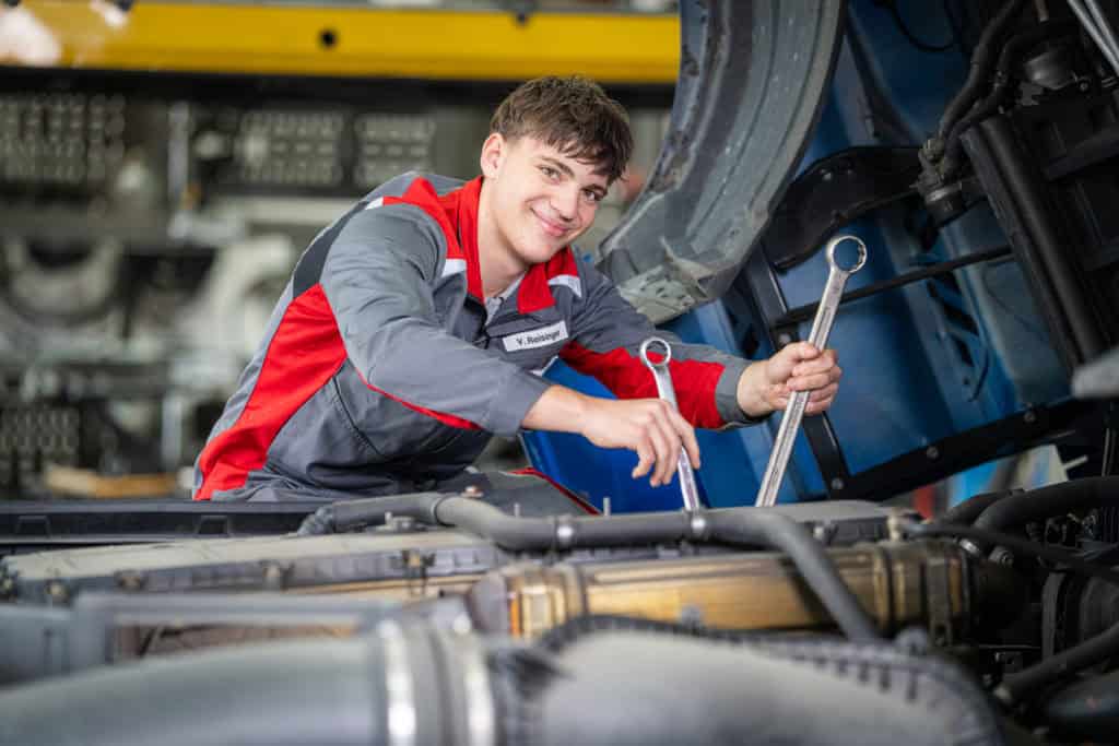 Junger Mechaniker bei Kässbohrer in Salzburg, technische Ausbildung.