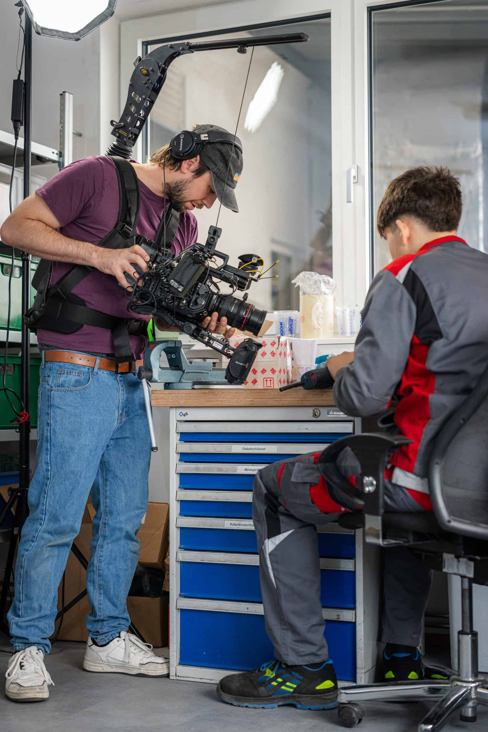 Filmaufnahme für Recruiting-Content bei Kässbohrer in Salzburg, digitaler Marketing-Experte.