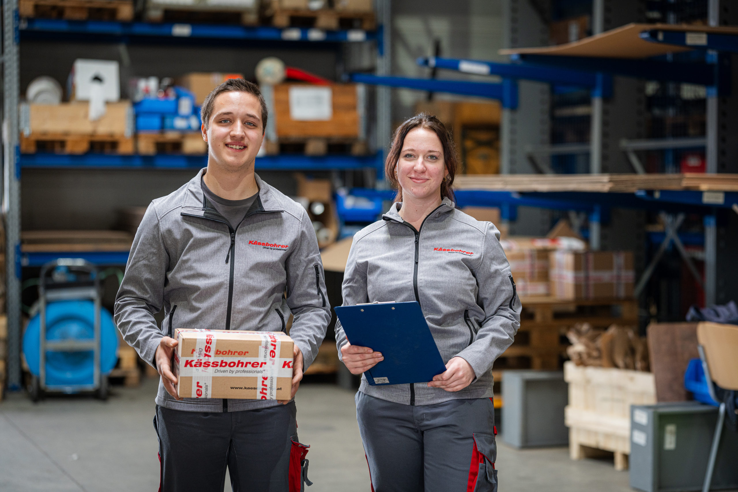 Zwei Mitarbeiterinnen von Kässbohrer bei der Lagerarbeit in Salzburg.