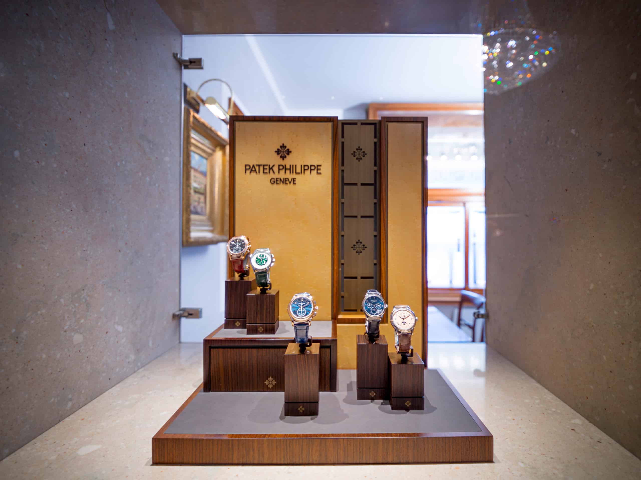 Luxusuhren von Patek Philippe im Juwelier Salzburg, Fokus auf hochwertige Zeitmesser.