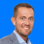 Professioneller Mann vor blauem Hintergrund, digitaler Marketingexperte in Salzburg.