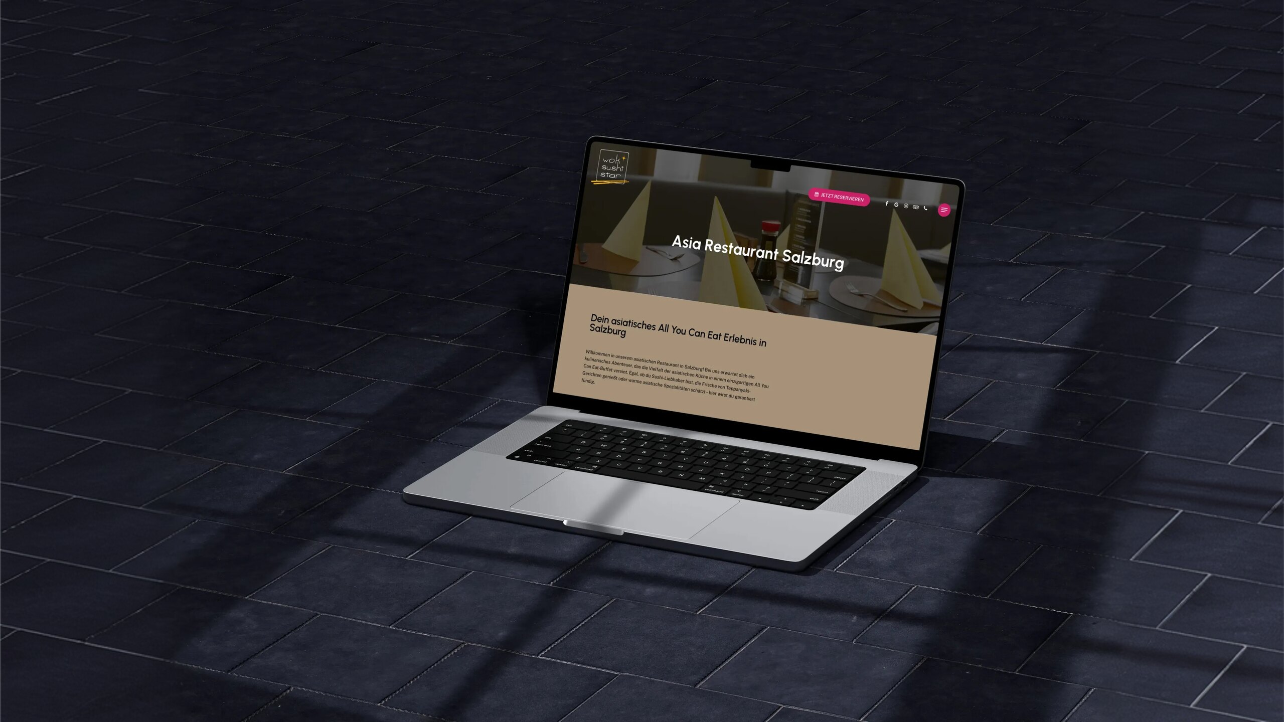 Laptop zeigt Webseite von Beyond Digitalagentur Salzburg, Fokus auf Wok Sushi.